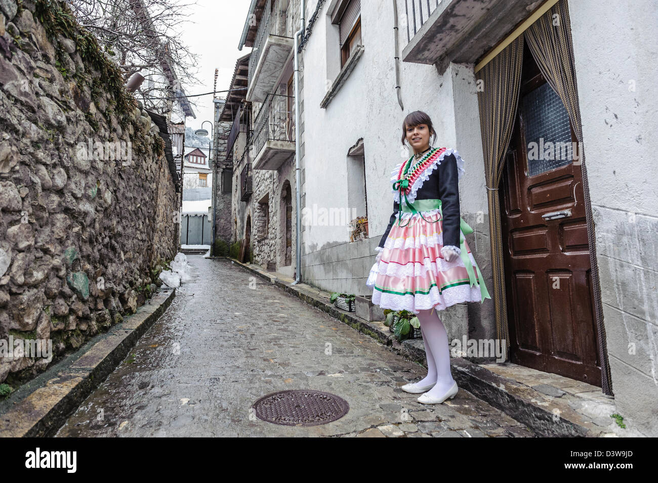 Madama attendant l'trangas pour aller au bal sur la place principale. Carnaval de Benasque, Huesca, Espagne Banque D'Images