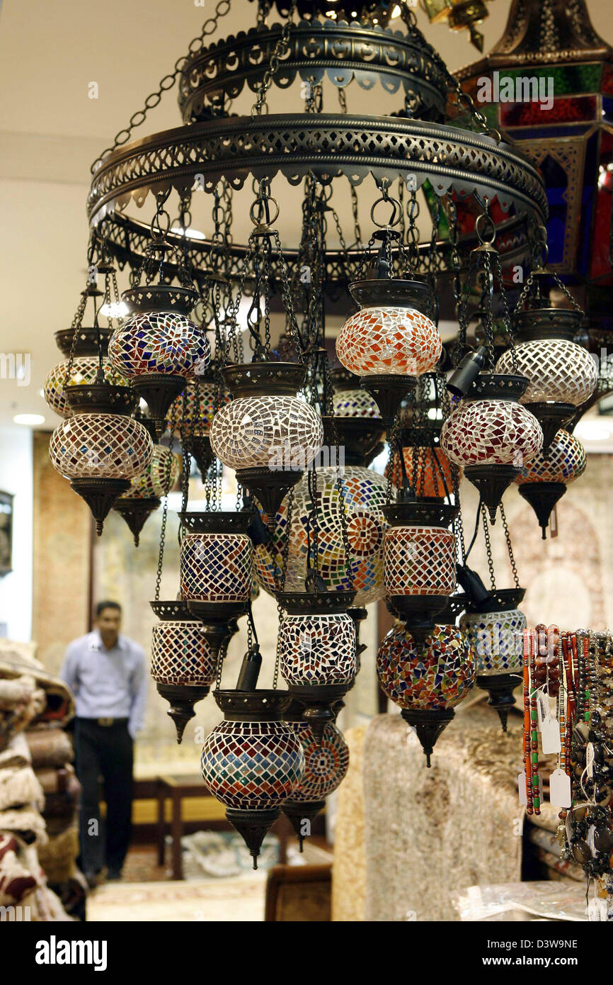 Les photos montrent des lampes, mobilier traditionnel fait de morceaux de verre coloré en vente dans une boutique à l'Shopping-Center Madinat Jumeirah à Dubai, Emirats arabes unis (EAU), 07 janvier 2007. Photo : Daniel Karmann Banque D'Images