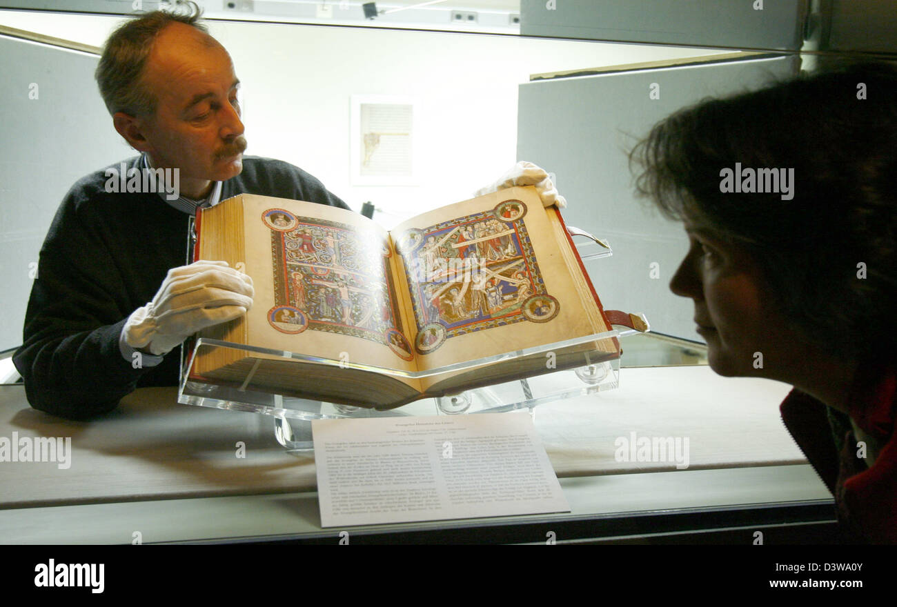 Position de deux employés l'évangile de Henry le Lion derrière le verre à l'épreuve des balles à la bibliothèque Herzog August de Wolfenbuettel, Allemagne, 26 janvier 2007. Le joyau de l'art du livre médiéval, datant du 12ème siècle et l'un des plus importants livres du monde, sera présentée du 04 février au 18 mars dans la région de Wolfenbuettel. En raison de motifs de conservation et d'assurance le livre peut être e Banque D'Images Position de deux employés l'évangile de Henry le Lion derrière le verre à l'épreuve des balles à la bibliothèque Herzog August de Wolfenbuettel, Allemagne, 26 janvier 2007. Le joyau de l'art du livre médiéval, datant du 12ème siècle et l'un des plus importants livres du monde, sera présentée du 04 février au 18 mars dans la région de Wolfenbuettel. En raison de motifs de conservation et d'assurance le livre peut être e Banque D'Images