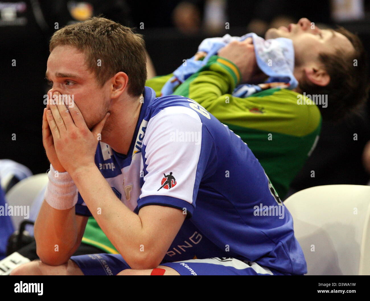 Les internationaux islandais Snorri Gudjonsson (avant) et Logi Geirsson sont dévastés après le Championnat du Monde de Handball 2007 match de quart de finale contre le Danemark Islande à Hambourg, Allemagne, le mardi, 30 janvier 2007. L'Islande a perdu le match 41-42. Photo : Maurizio Gambarini Banque D'Images