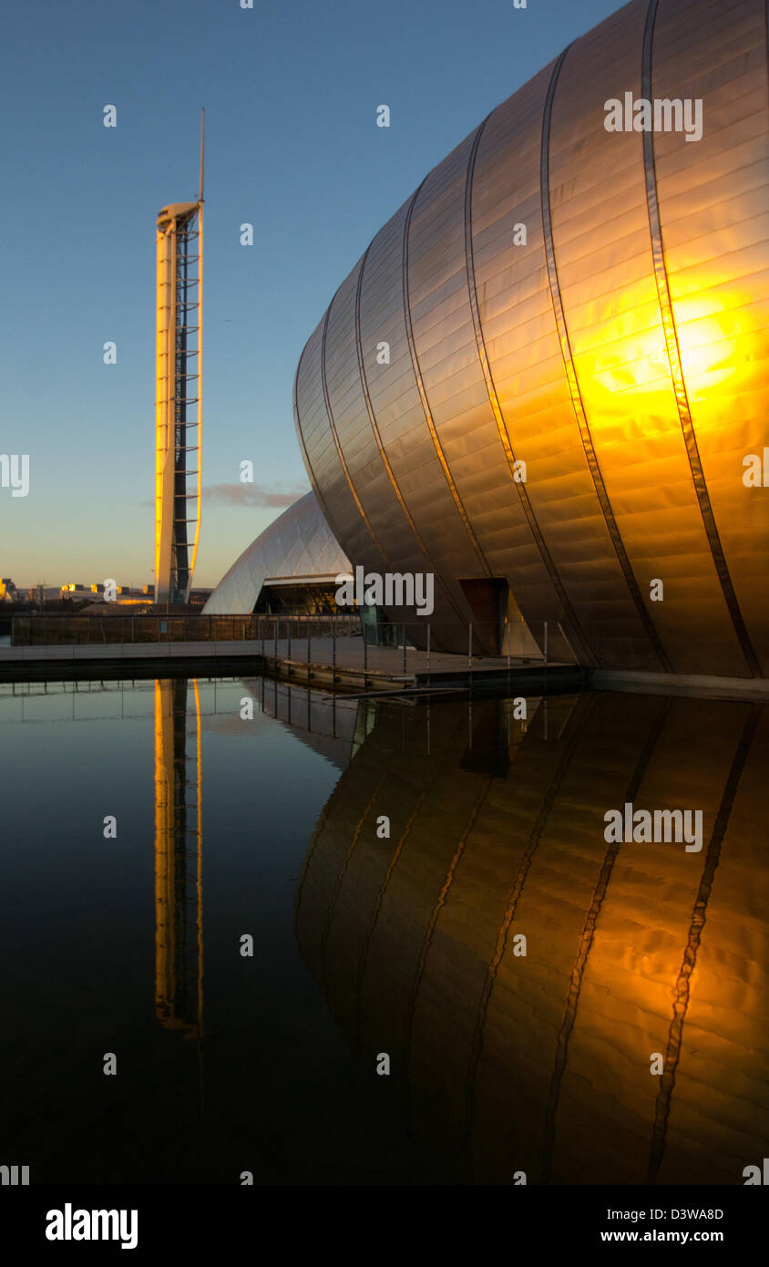 Centre des sciences de Glasgow et IMAX au crépuscule avec la tour de Glasgow à côté. Banque D'Images