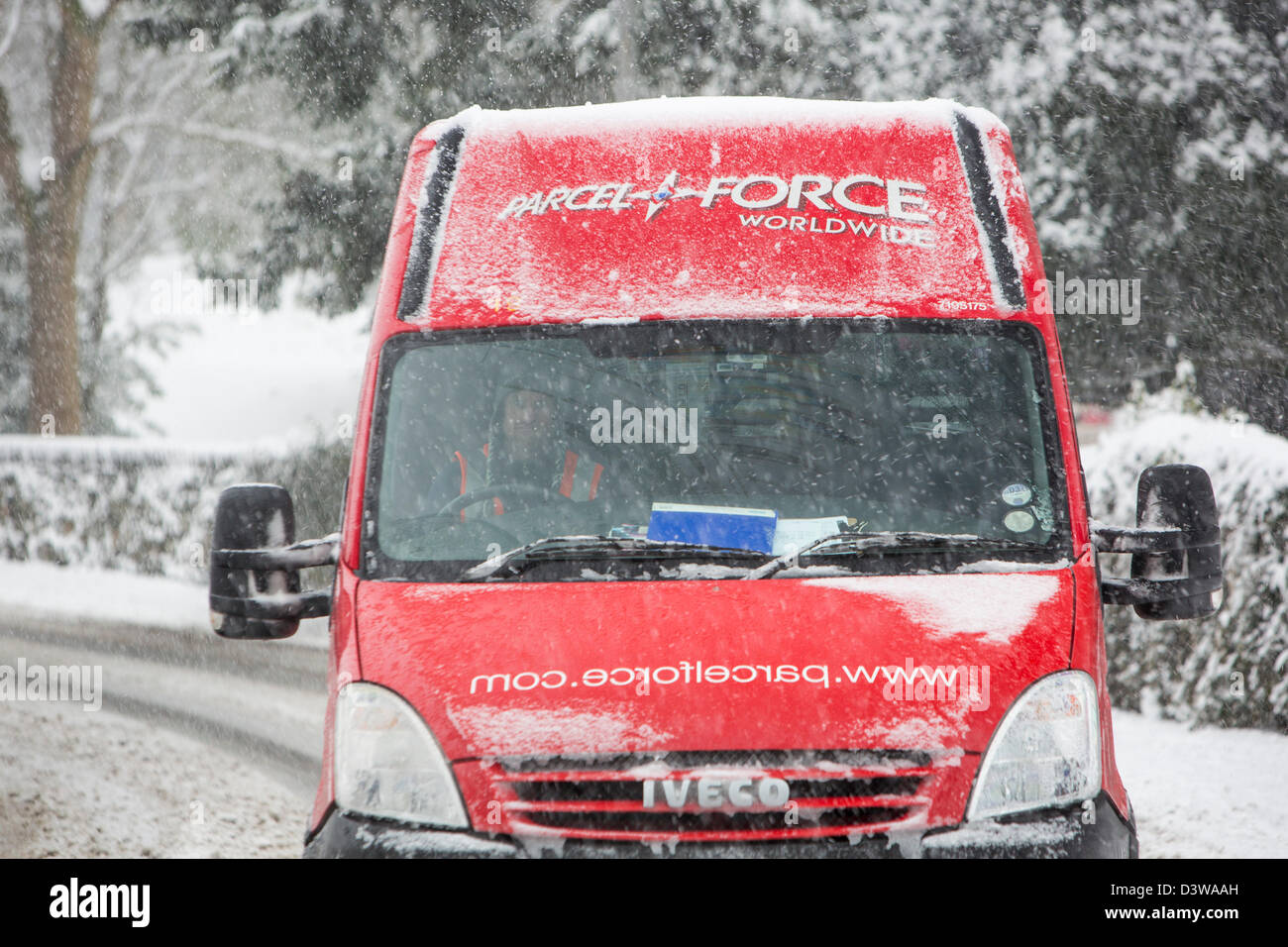 Une parcelle d'étude van de la conduite dans la neige lourde à Ambleside, Lake District, UK. Banque D'Images