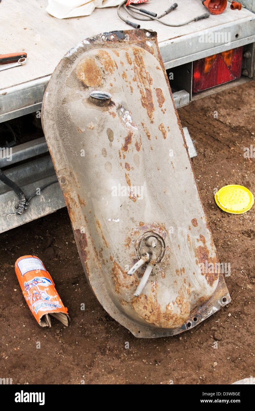 Les réservoirs d'essence du réservoir de gaz carburant plein petroltank gastank boite vide ferraille voiture voitures Banque D'Images