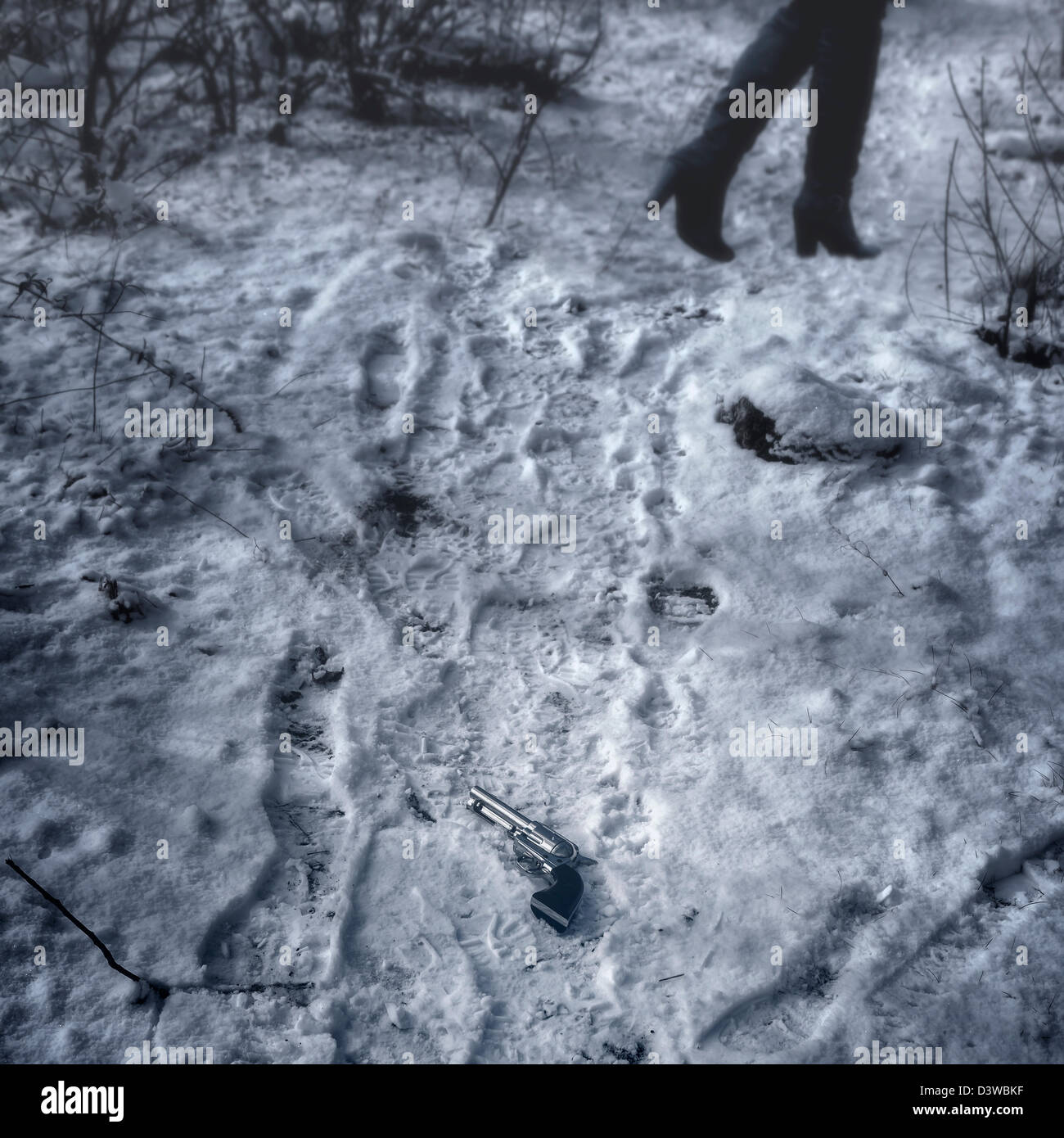 Une arme à feu dans la neige, quelqu'un est en fuite Banque D'Images