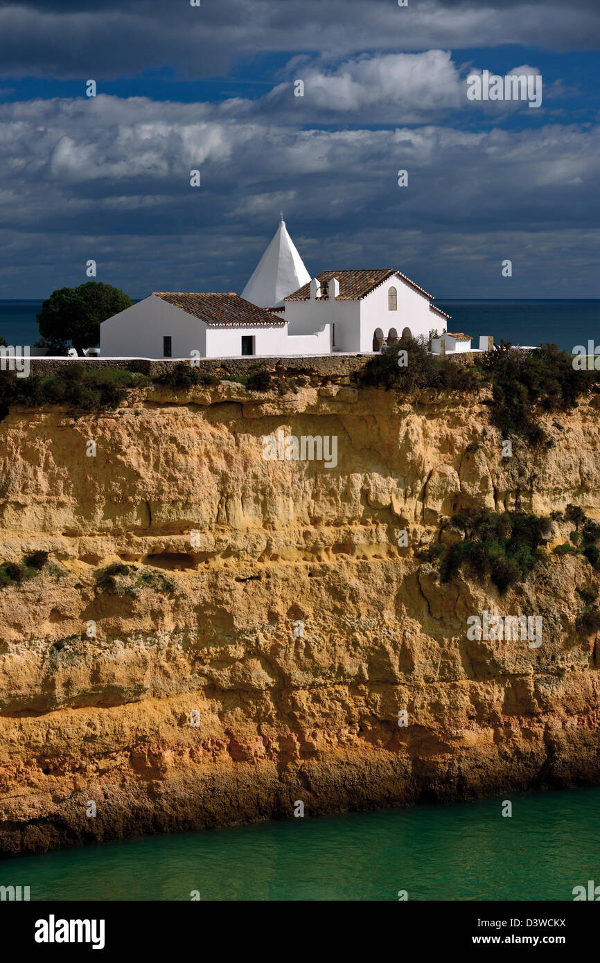 Le Portugal, l'Algarve : chapelle Nossa Senhora da Rocha à Armacao de Pera Banque D'Images