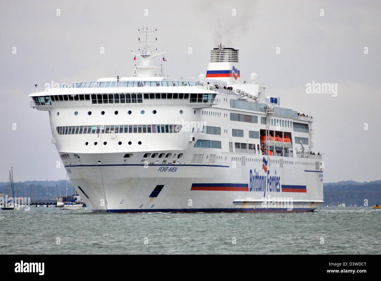 Un bateau/ferry Pont Aven départ de Portsmouth. Le navire est exploité par Brittany Ferries et est le navire amiral de la flotte. Banque D'Images