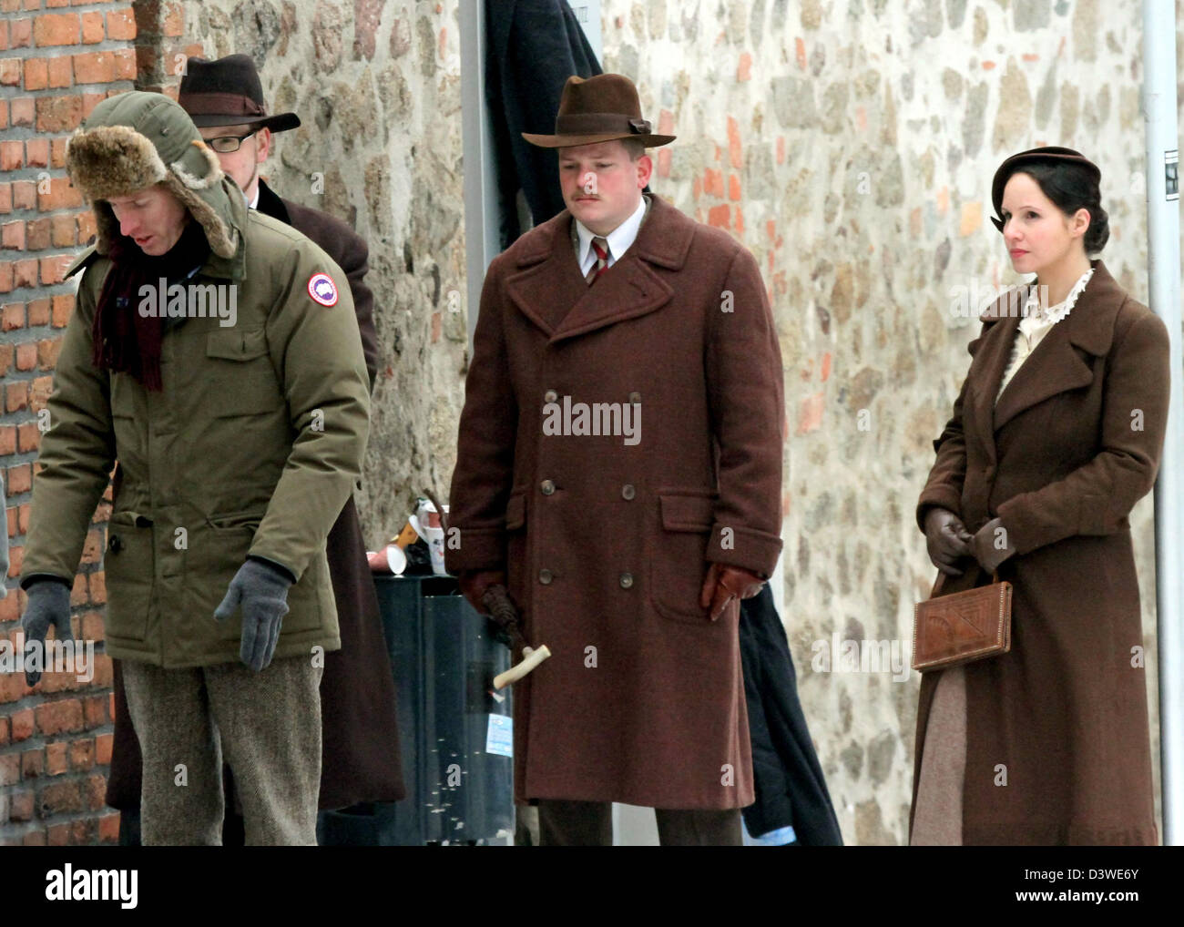 Görlitz, Allemagne. 25 février 2013. Producteur de films américain Wes Anderson (L) extras montre où se tenir pendant le tournage sur le tournage du film 'The Grand Budapest Hotel' à Goerlitz, Allemagne, 25 février 2013. Aujourd'hui dans le centre-ville historique, le tournage est en cours dans diverses rues pour les scènes de la production hollywoodienne. Le tournage se poursuivra jusqu'en avril à Goerlitz. Photo : JENS TRENKLER/dpa/Alamy Live News Banque D'Images