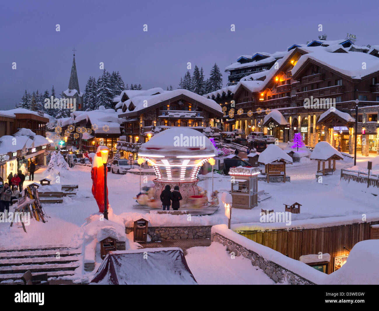 Alpes Françaises, trois vallées Courchevel 1850 au crépuscule dans la neige profonde Banque D'Images