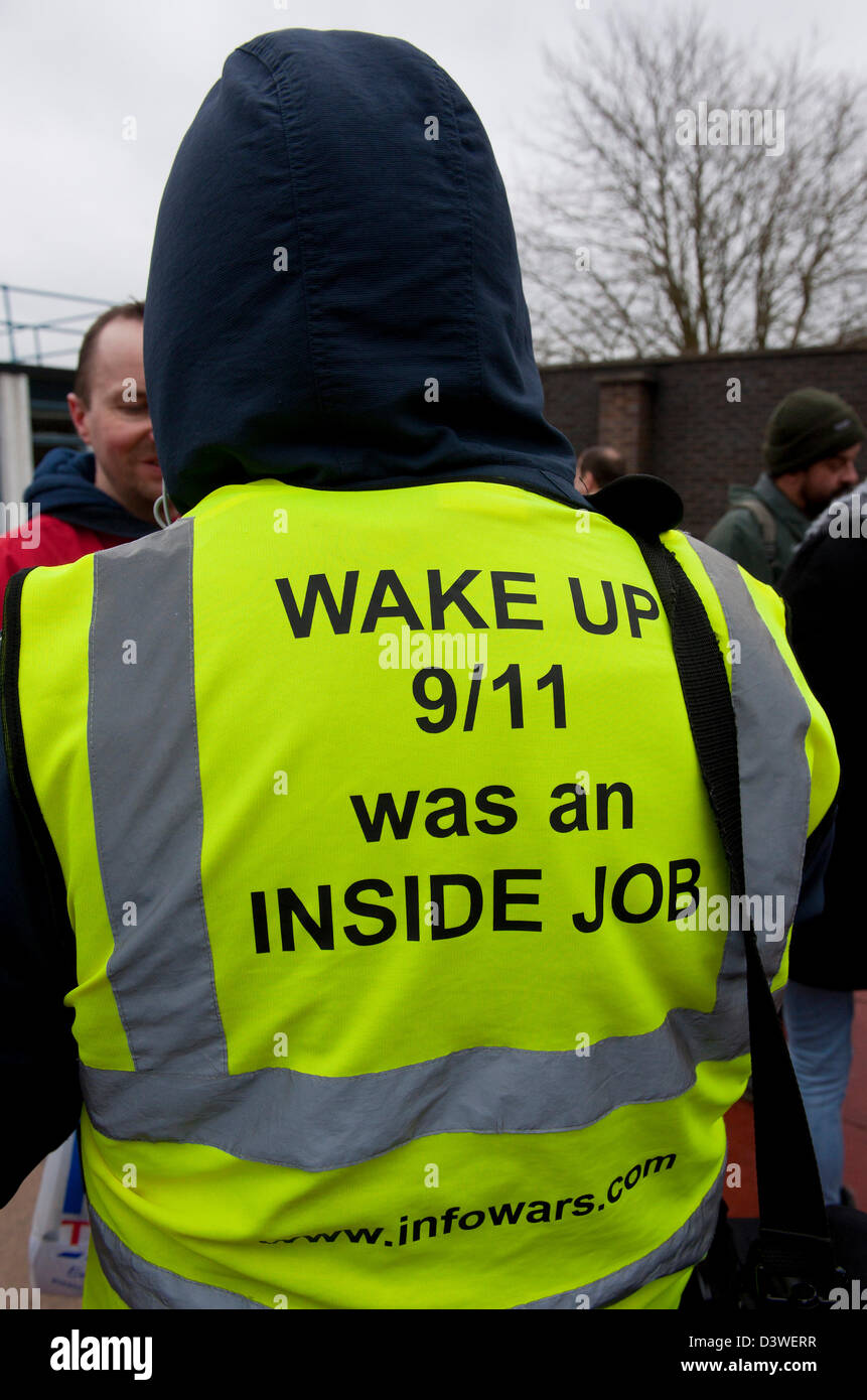 25 Février, 2013. Horsham Royaume-uni. Un supporter porte une '911 était un travail intérieur Hi Viz jacket. 9/11 truth documentariste Tony Rooke est accordé une audience Tribunal d'après avoir fait un stand en refusant de payer ses frais de licence de télévision de la BBC et stimulant l'appui de l'activité terroriste en soutenant le couvercle de la vraie preuve du 11 septembre. La BBC est fortement contestée en raison de son refus de présenter au public britannique les preuves scientifiques disponibles, qui contredit la version officielle des événements du 11 septembre 2001. Crédit photo : Graham M. Lawrence/Alamy Live News. Banque D'Images