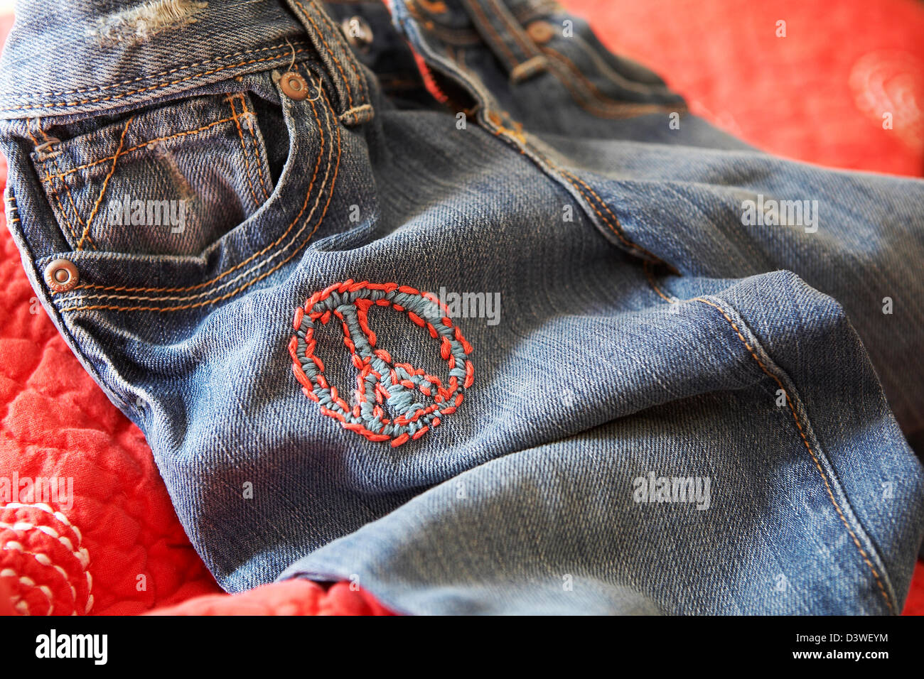 Signe de Paix brodé sur jeans, broderie. Banque D'Images