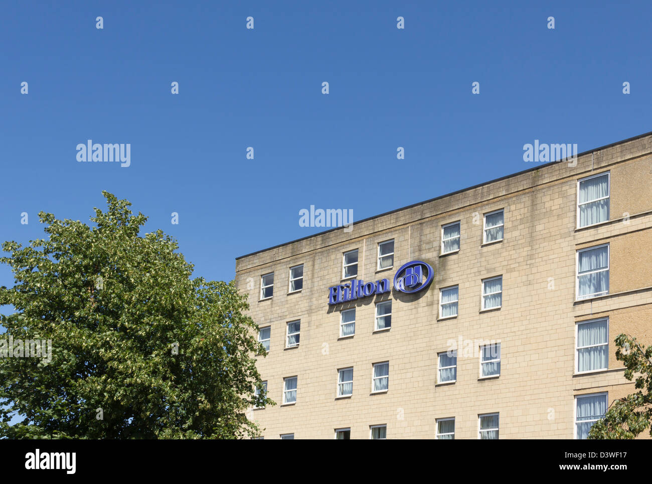 L'hôtel Hilton logo sur la baignoire City Voir Walcot Street à Bath. Banque D'Images