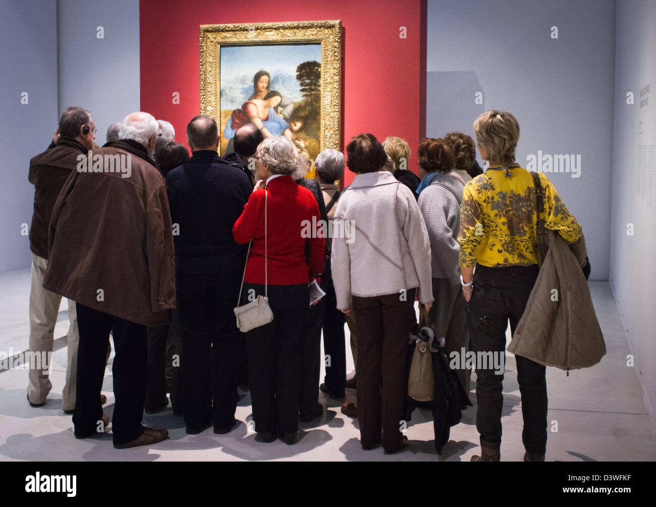Une foule de gens voient la Vierge et l'enfant de Léonard de Vinci avec Sainte Anne au Louvre-Lens Banque D'Images