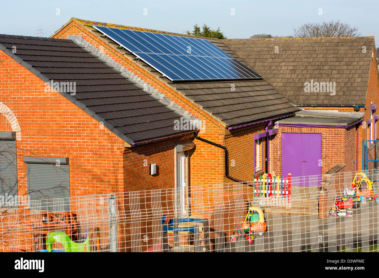 Une école maternelle de Seaton, près de Workington Cumbria UK, avec des panneaux solaires sur le toit. Banque D'Images