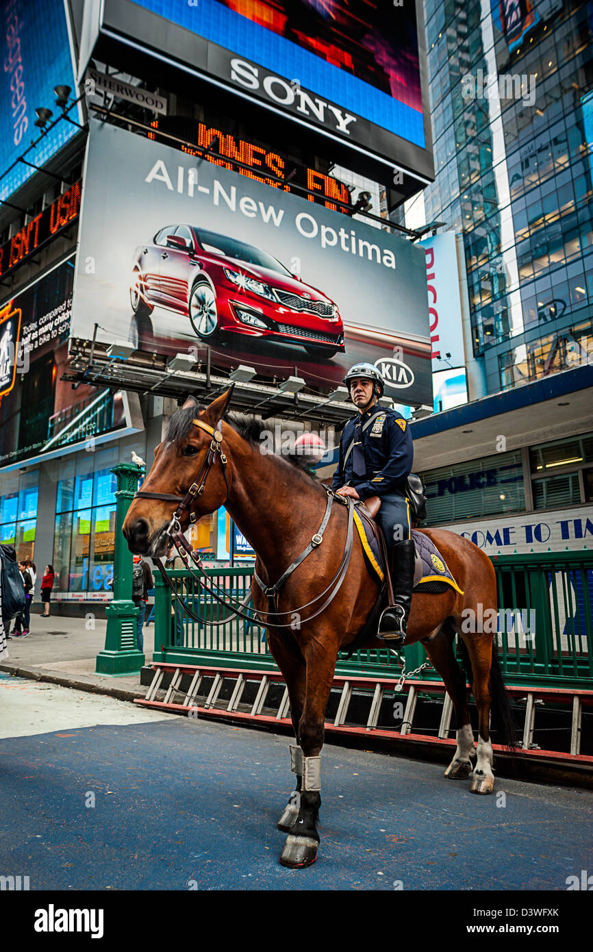 Un officier de police de la ville de New York sur un cheval à Times Square. Manhattan, New York. Banque D'Images