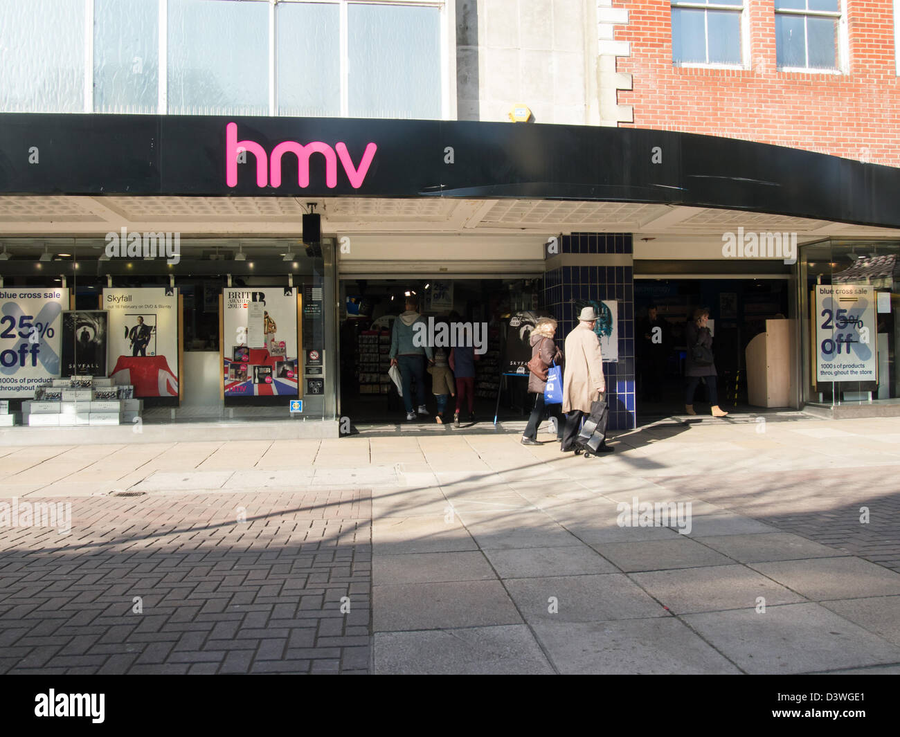 Un magasin HMV avec des signes annonçant une vente croix bleue avec 25  % sur marchandise Banque D'Images