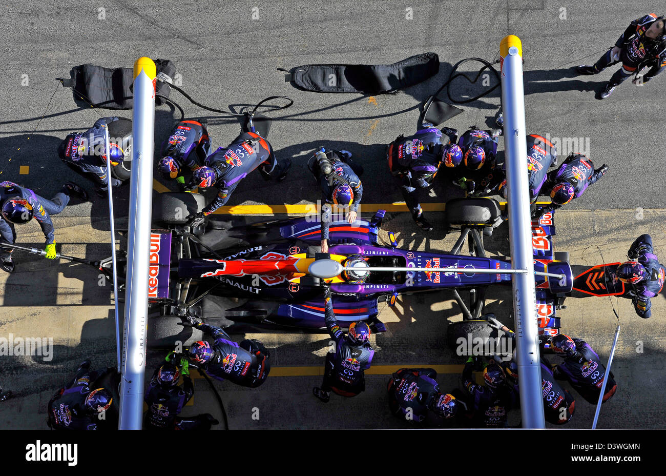 Sebastian Vettel (GER) Red Bull Racing RB9 et sa pratique mécanique pit stop lors des tests de Formule 1 sur le circuit de Catalunya Banque D'Images