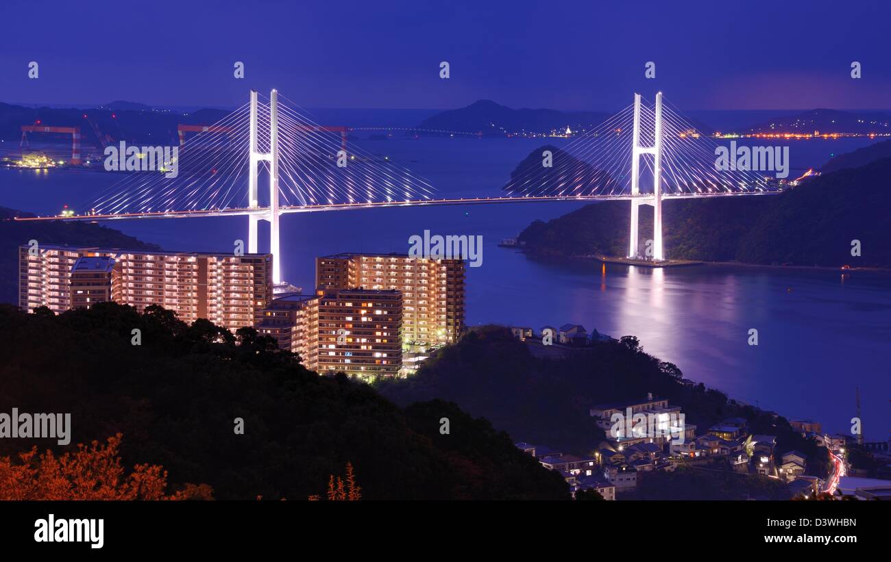 Enjambant la baie de Nagasaki, Japon. Banque D'Images