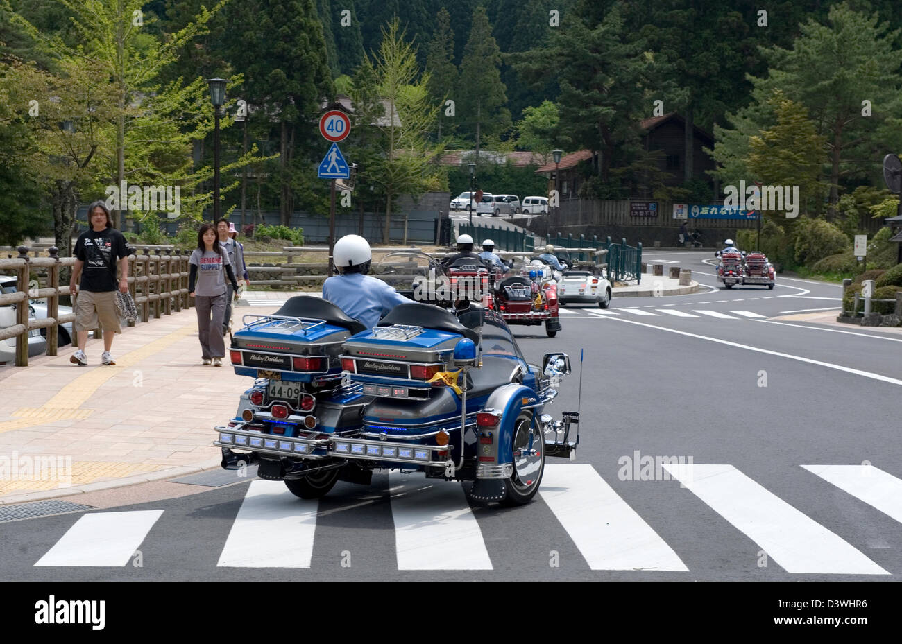 Les passionnés de motos sérieuses dans des motos Harley Davidson personnalisées avec side-car touring Mount Koya à Wakayama, au Japon. Banque D'Images