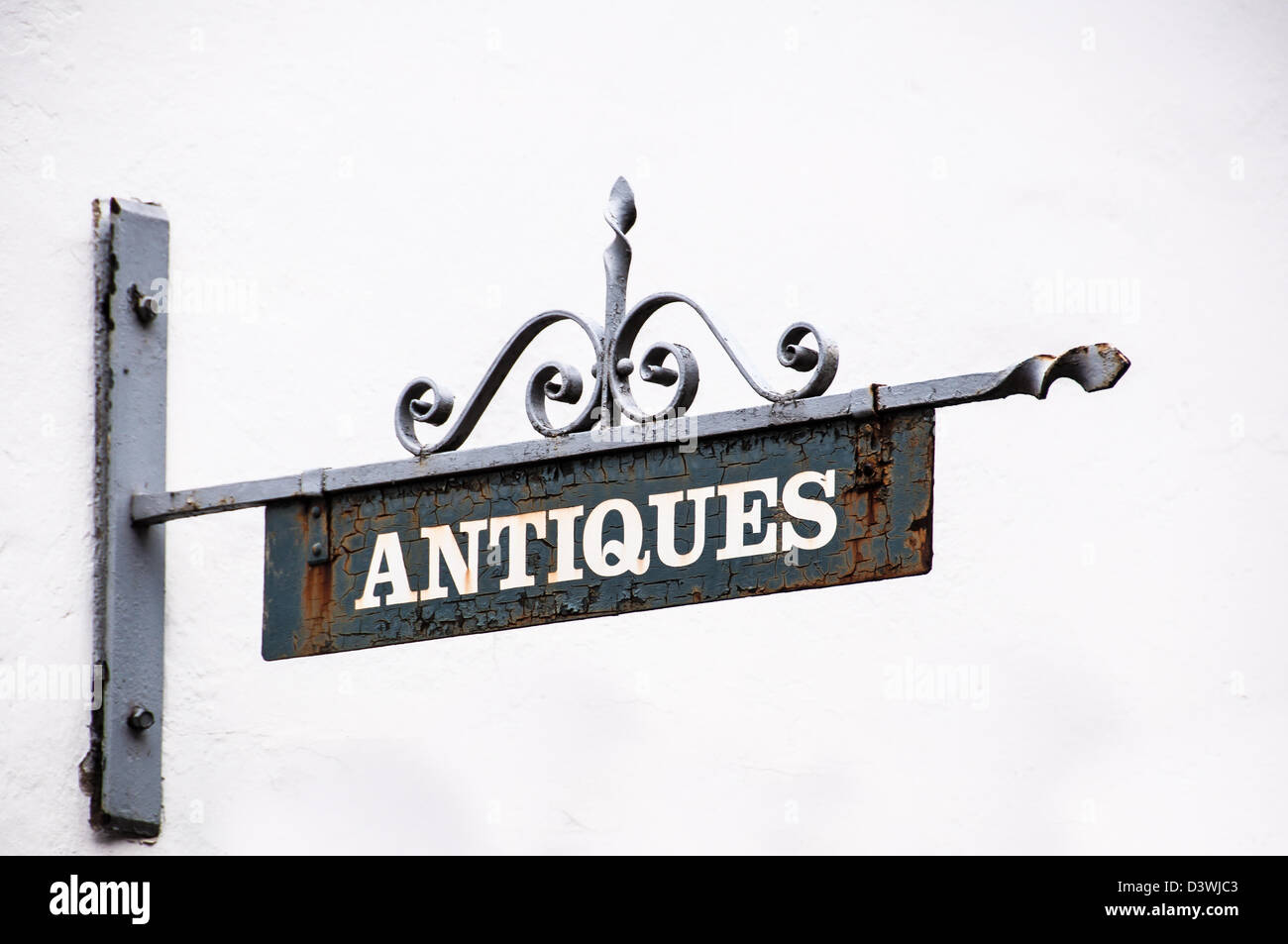 Old Vintage signer pour les Antiquités sur un poteau de métal Banque D'Images