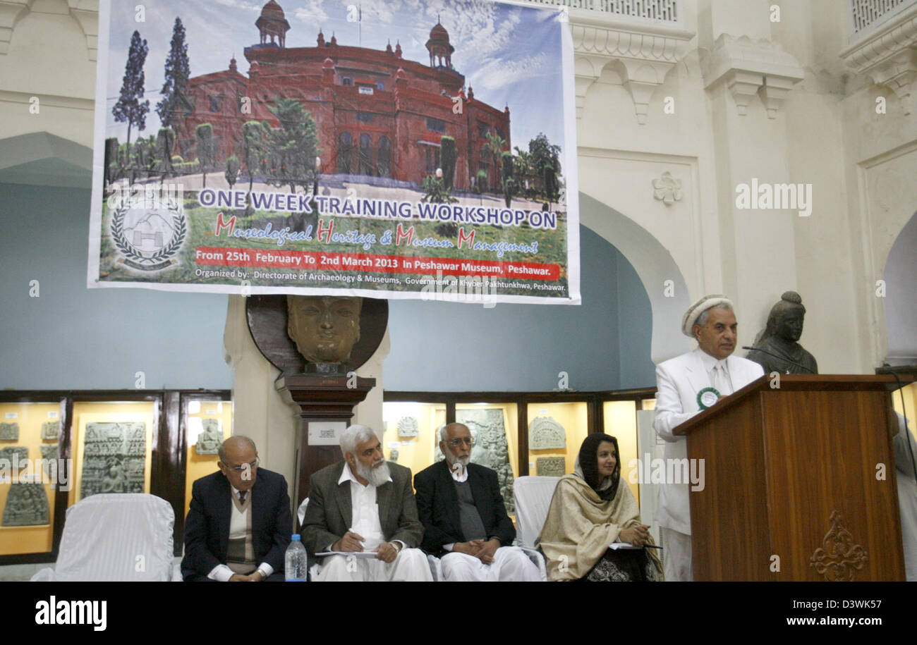 Archéologie et directeur de musée, Dr.Shahnazar Khan adresses sur une semaine de travail de formation shop tenue à Peshawar Museum le lundi 25 février 2013. Dr.Muhammad Farooq Swati, ex-DG de l'archéologie du Punjab, Dr.Saif-ur-Rehman, siègent aussi à la scène. Banque D'Images