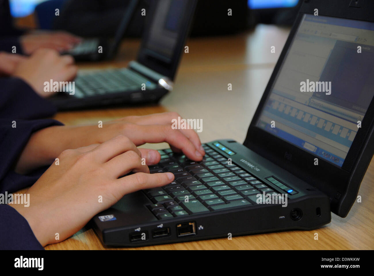 Les mains sur un ordinateur, travailler, Banque D'Images