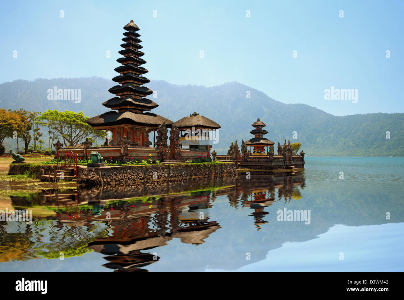 Pura Ulun Danu Bratan temple hindou sur le lac bleu, centre de Bali, Indonésie Banque D'Images