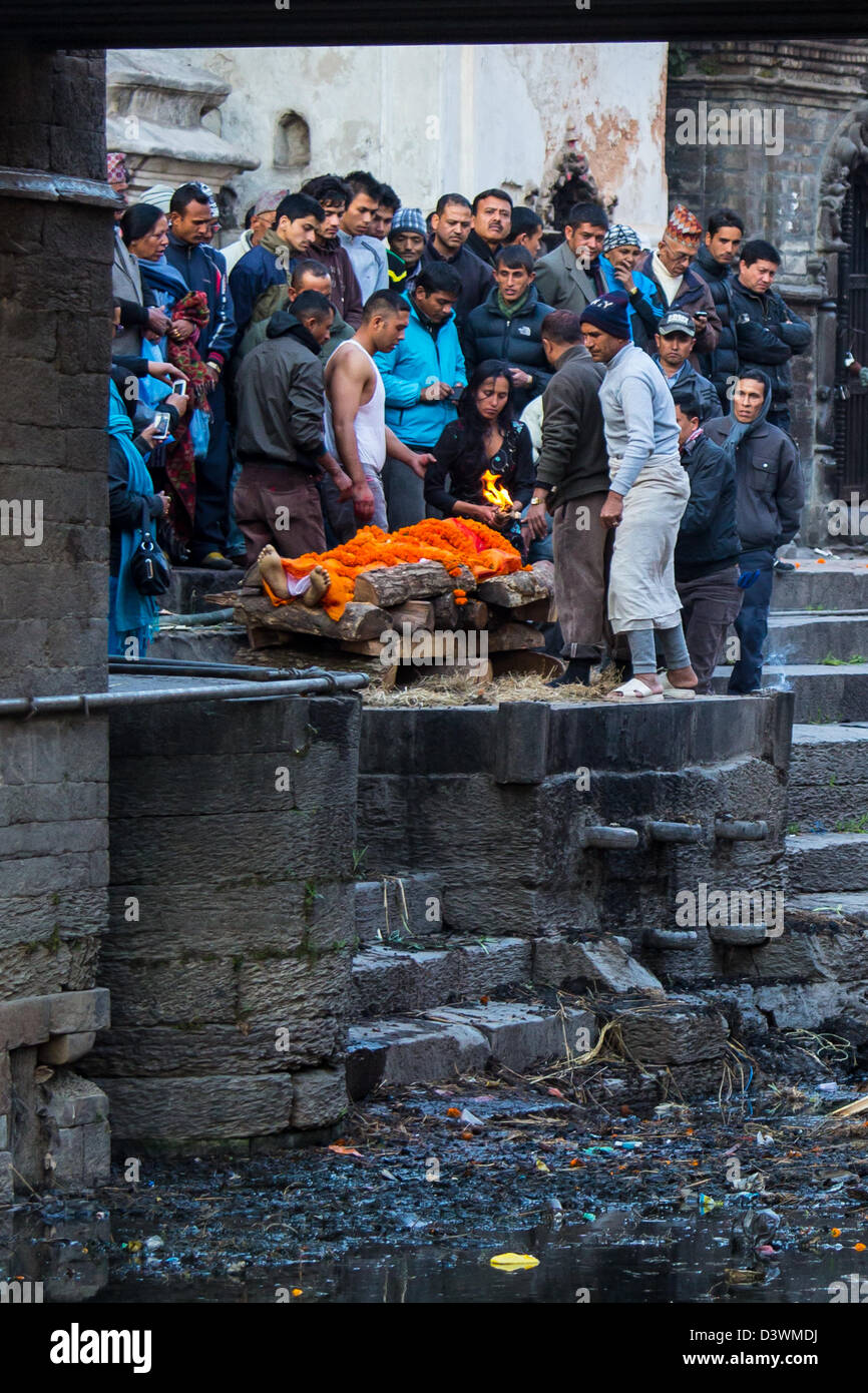 La crémation au temple de Pashupatinath, Katmandou, Népal Banque D'Images