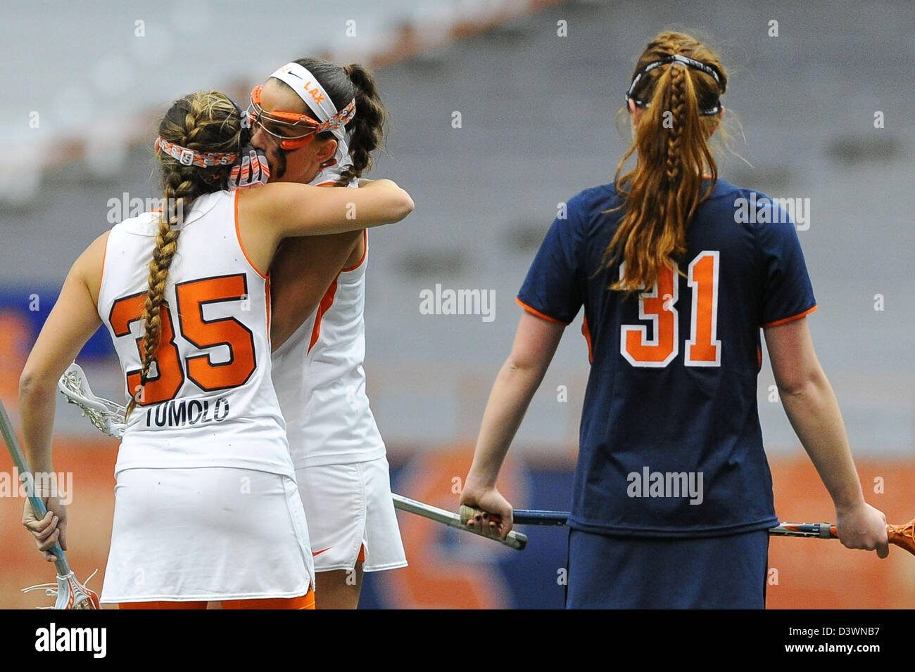 Syracuse, New York, États-Unis, 24 févr. 2013. Orange Syracuse attaquant Michelle Tumolo # 35 parle avec coéquipier Alyssa Murray # 1 pendant un temps d'arrêt en face de Virginia Cavaliers humains Sarah Gillespie # 31 dans la seconde moitié d'un basket partie de crosse entre le Virginia Cavaliers et l'Orange de Syracuse au Carrier Dome à Syracuse, New York. Virginie battu Syracuse 10-9. Banque D'Images