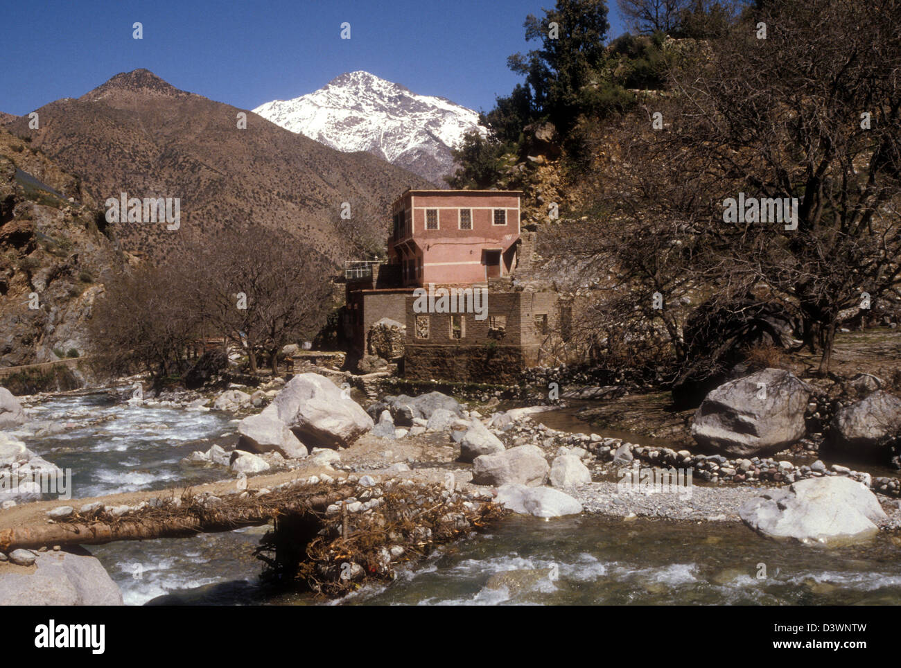 Ruisseau dans la vallée de l'Ourika Maroc, l'automne avec enneigées de l'Atlas Banque D'Images