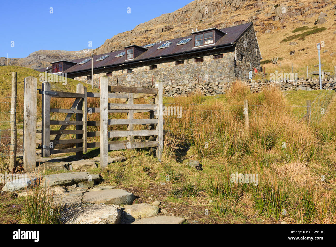 Porte de baiser sur un nouveau sentier de la Pen-y-Pass à la Pen-y-Gwryd dans le parc national de Snowdonia, Pen-y-Pass, Gwynedd, au nord du pays de Galles, au Royaume-Uni, en Grande-Bretagne Banque D'Images