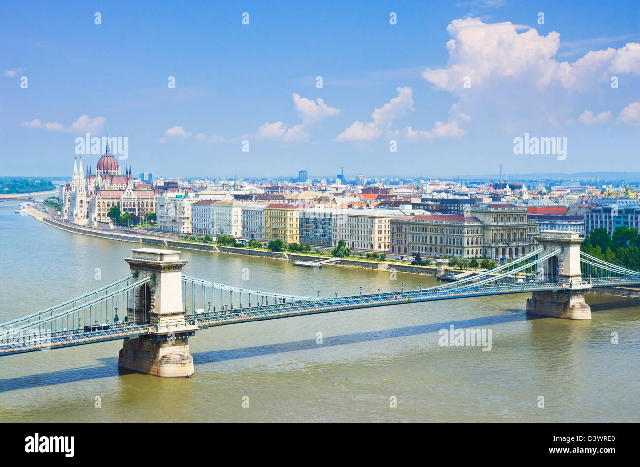 Bâtiment du Parlement hongrois avec le pont en chaîne Szechenyi Lanchid sur le Danube Budapest, Hongrie Europe de l'UE Banque D'Images