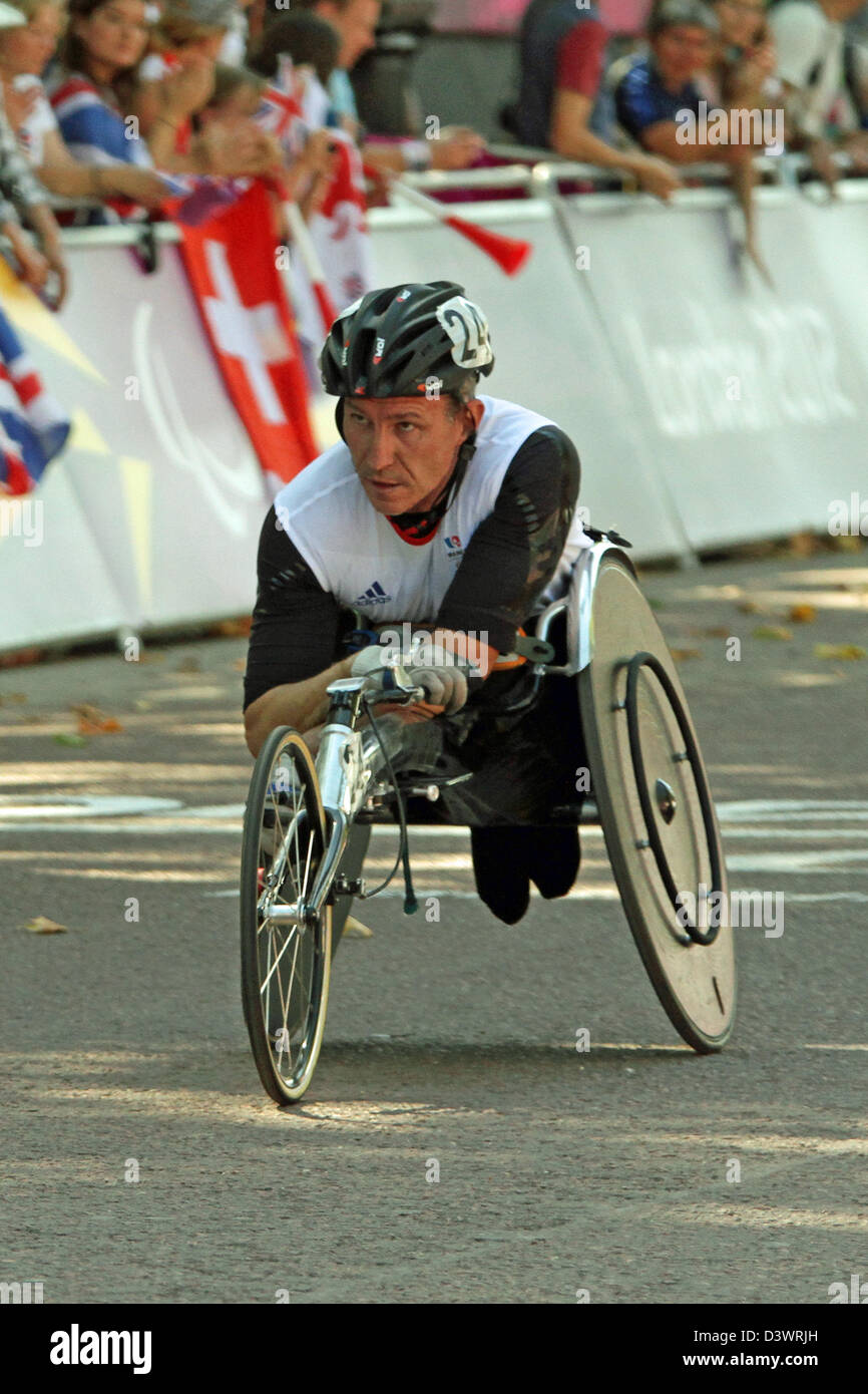 Alain Fuss de France dans le marathon en fauteuil roulant T54 au centre commercial de les jeux paralympiques de Londres 2012. Banque D'Images