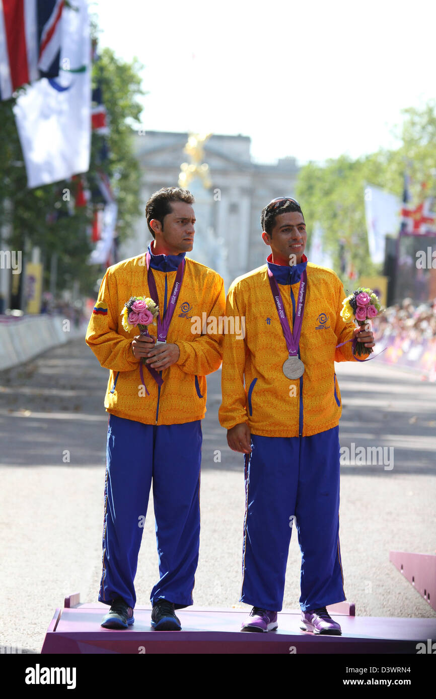 German Jaramillo (Guide) (L) et Elkin Alonso Serna Moreno de Colombie (R) gagner la médaille d'argent dans l'épreuve du marathon - T12 Banque D'Images