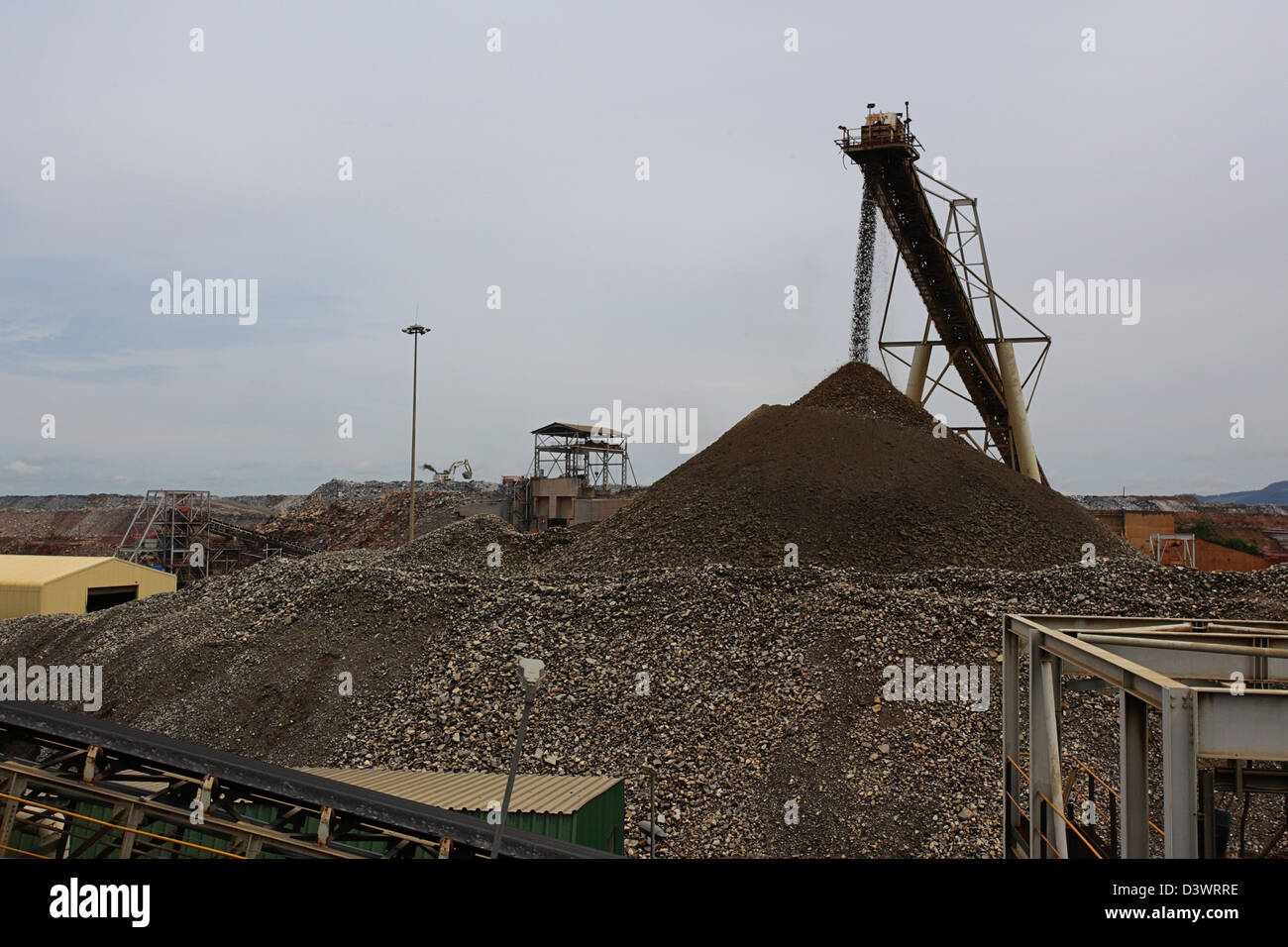 Le minerai de cuivre verser un convoyeur à FQM Kansanshi mine (orientation paysage) Banque D'Images