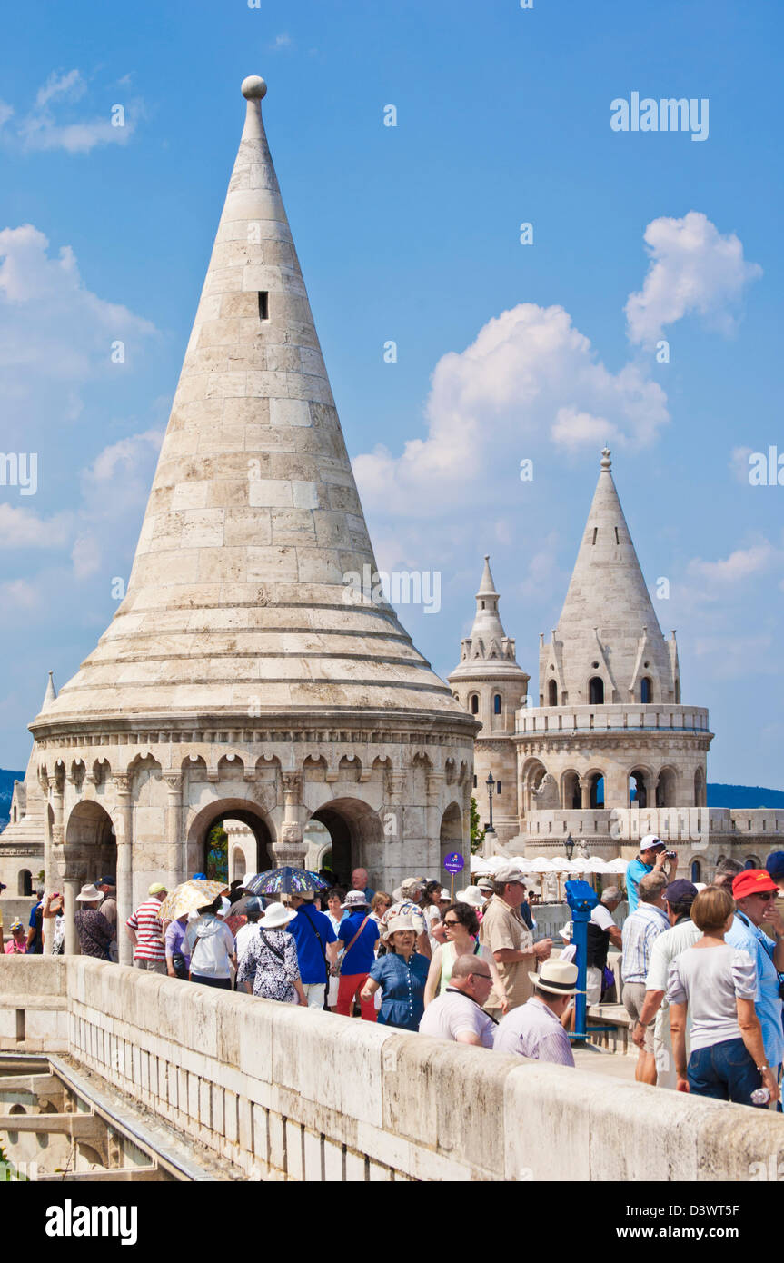Les touristes visitant les tours du Bastion des Pêcheurs de Budapest, Hongrie, Europe, UE Banque D'Images
