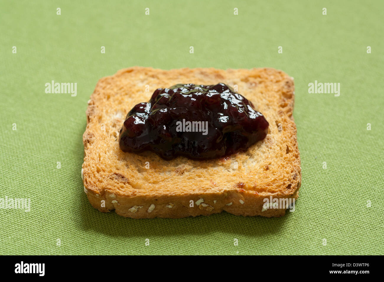 Vue rapprochée de l'italien fait main bio confiture de petits fruits mélangés sur un toast melba Banque D'Images