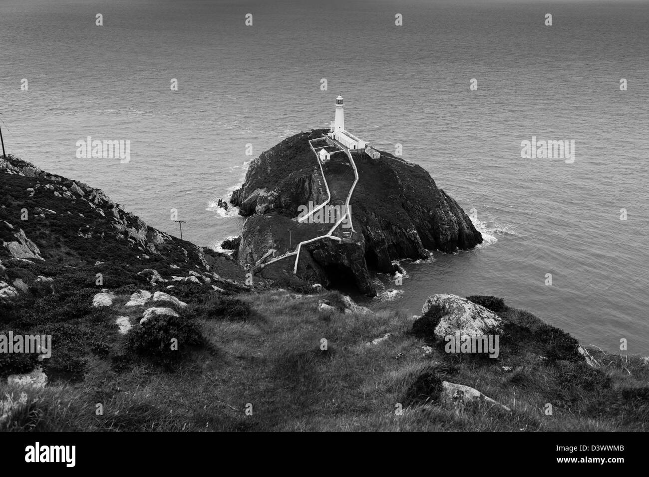 Pile du sud est situé dans un emplacement spectaculaire au nord-ouest de Holyhead. Le phare agit comme un panneau de signalisation pour le trafic côtier Banque D'Images