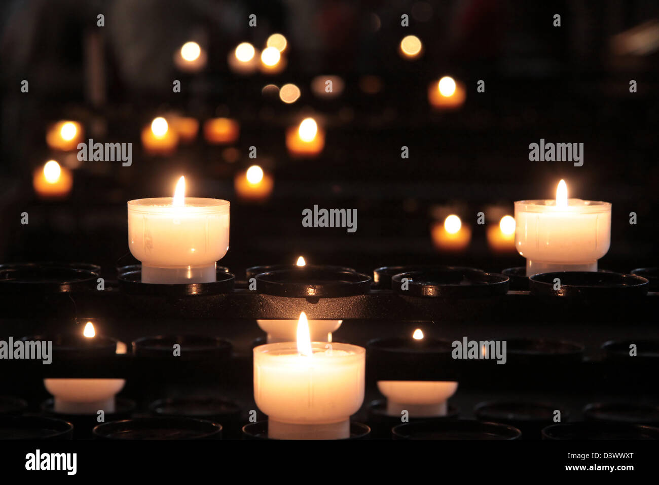 Des flammes de bougies dans la cathédrale de Strasbourg Alsace, France Banque D'Images