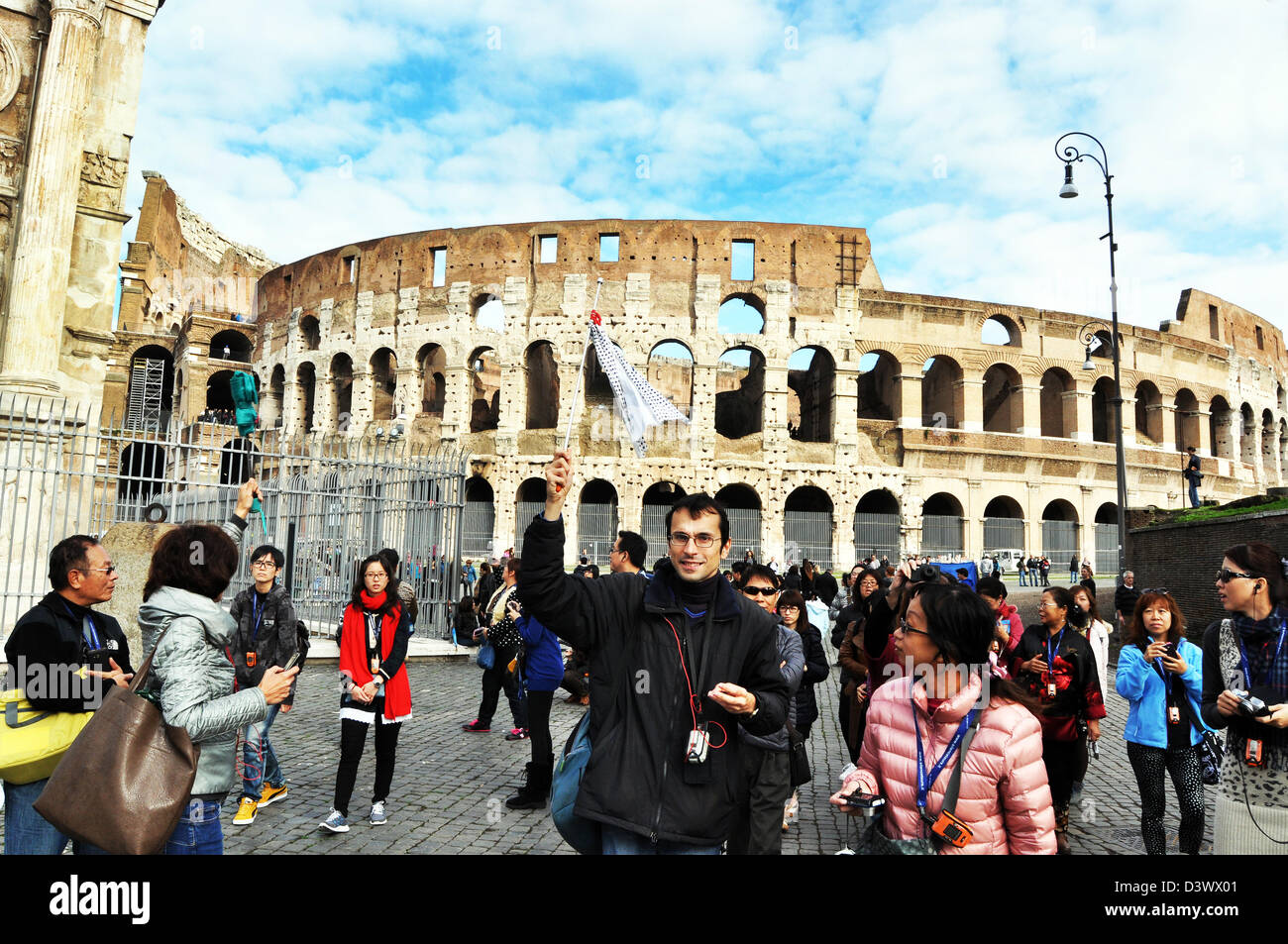 Les touristes japonais sont arrondis par un guide local, Colisée, Rome, Italie Banque D'Images