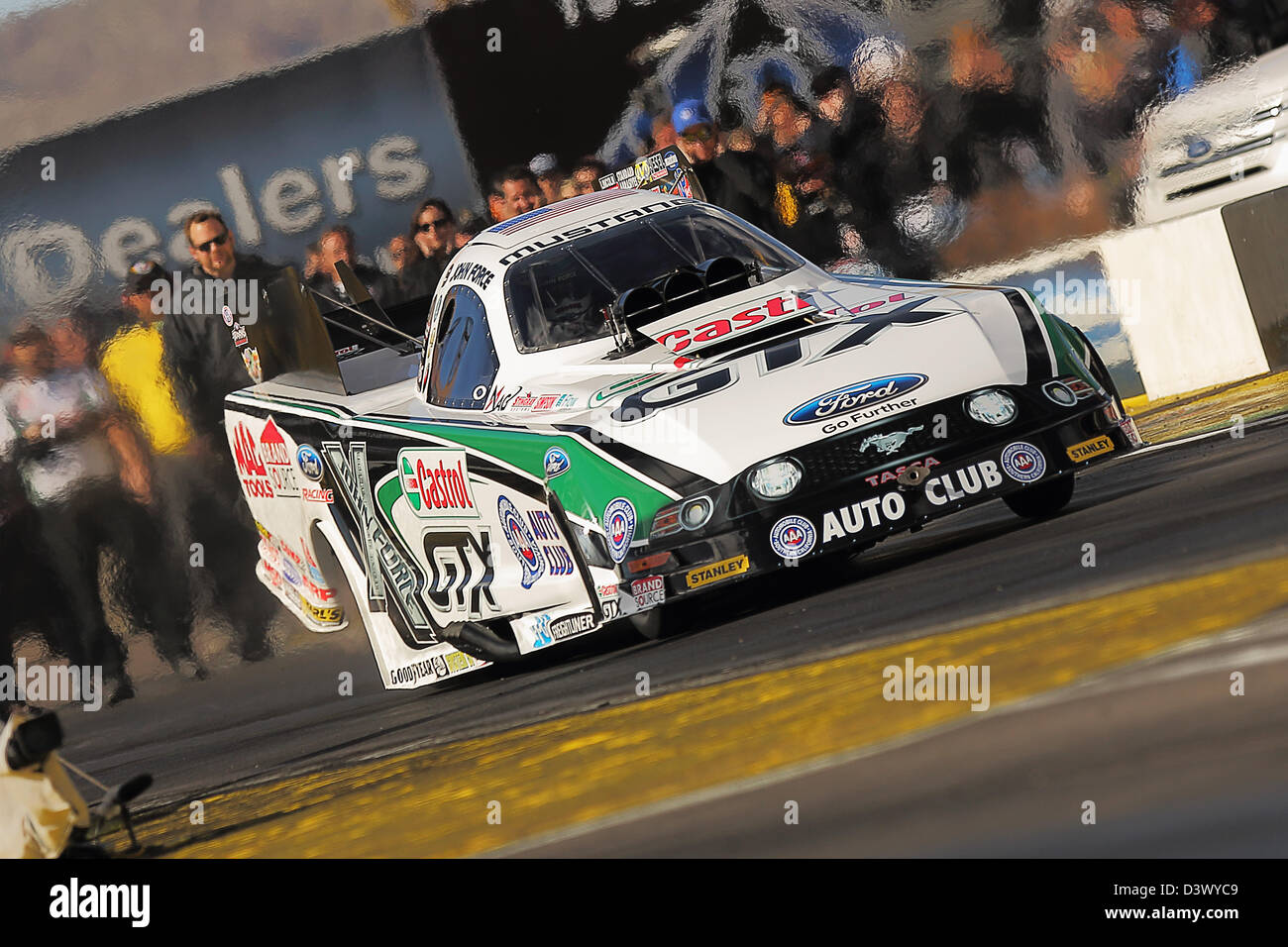 Chandler, Arizona, USA. 24 février 2013. John d'experts au cours de l'Arizona NHRA Nationals - Mello Yello Drag Racing Series éliminatoires finale à Firebird International Raceway à Chandler, Arizona. Credit : Action Plus de Sports / Alamy Live News Banque D'Images