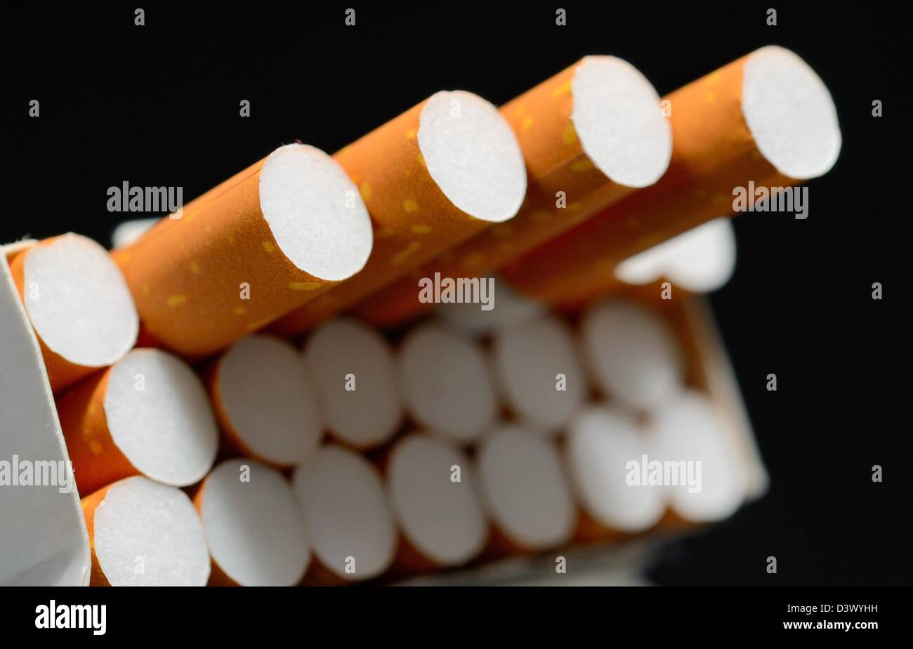 Libre coup de paquet de cigarettes blanches sur un fond noir. Banque D'Images