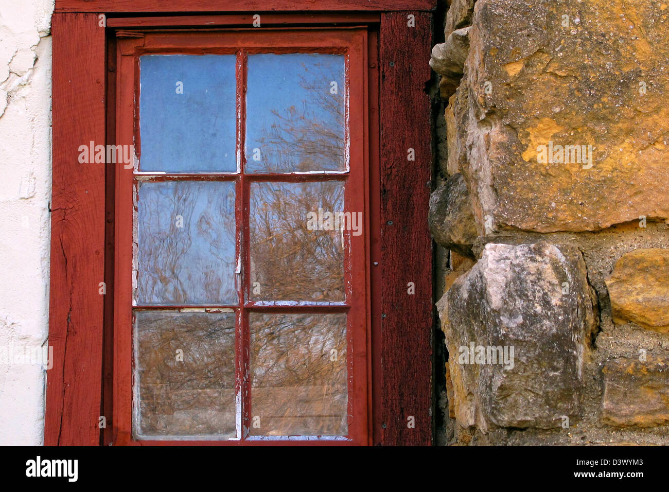 Fenêtre dans mur de pierre Banque D'Images