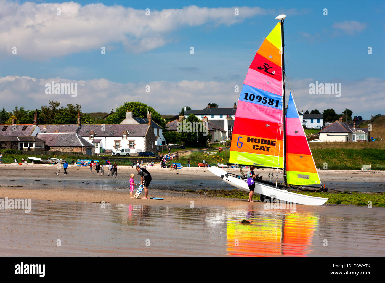 Bateaux colorés au Newton Haven et Château de Dunstanburgh, près de Embleton, Northumberland Banque D'Images