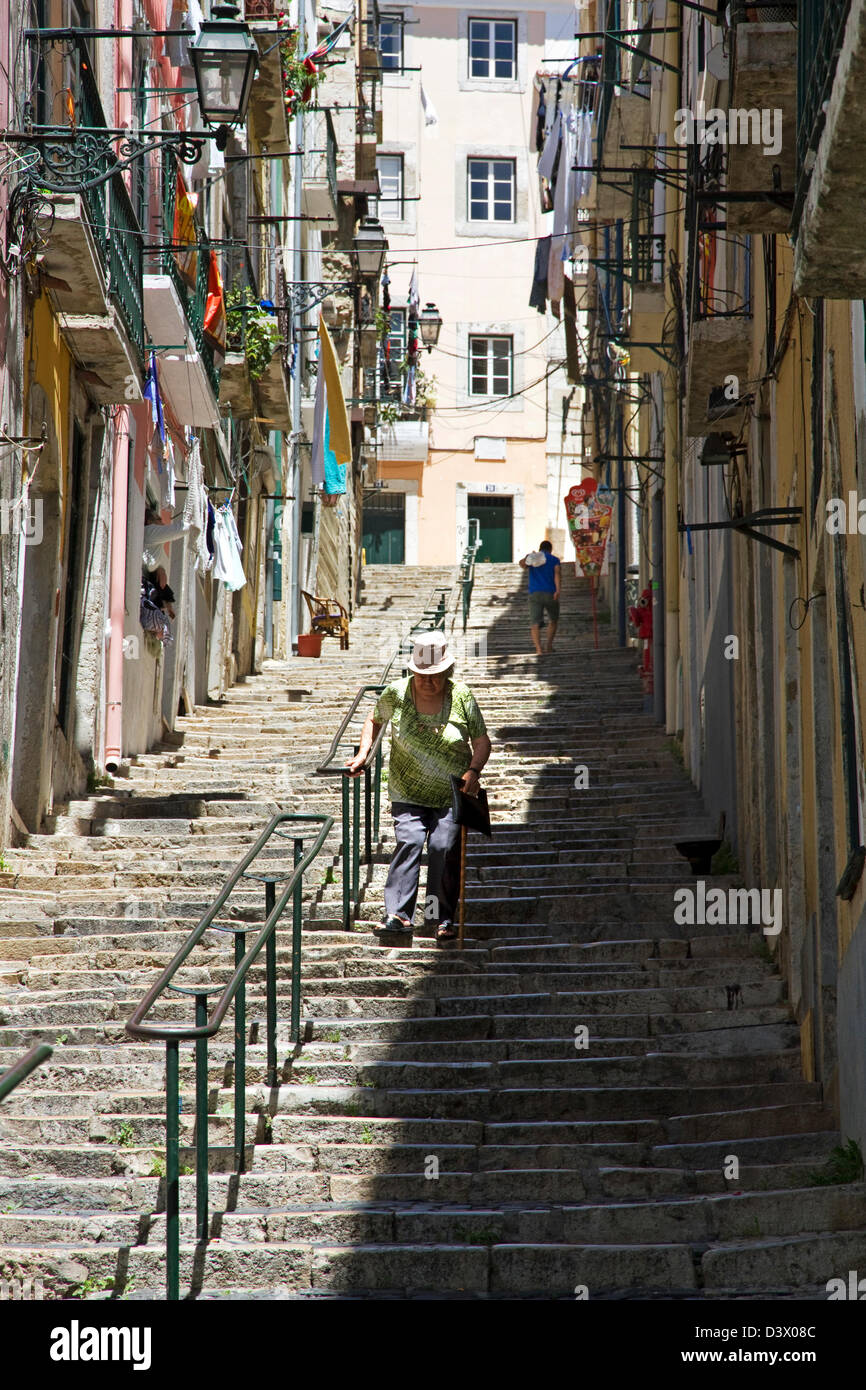 Calçada da Bica, Grande rue piétonne escarpée, Bairro Alto, Lisbonne, Portugal Banque D'Images