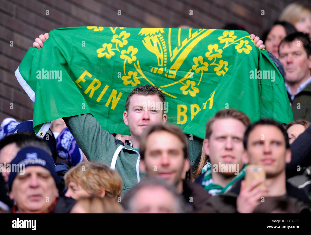 Edinburgh, Royaume-Uni. 24 février 2013. Ventilateur avec drapeau Irlande - Tournoi des 6 Nations - l'Ecosse contre l'Irlande - stade Murrayfield - Édimbourg - 24/02/13 - Photo Simon Bellis/Sportimage/Alamy Live News Banque D'Images