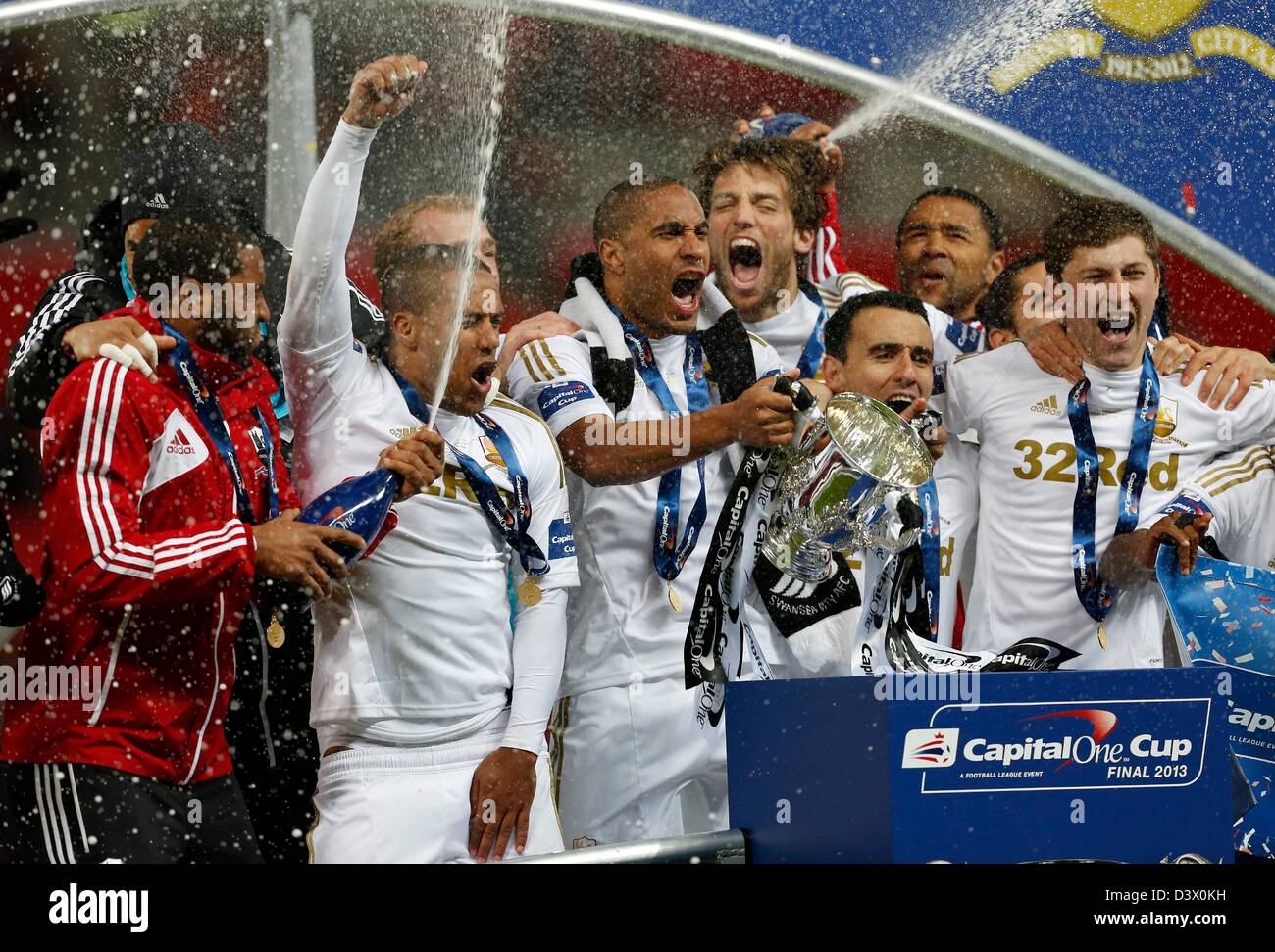 Londres, Royaume-Uni. 24 février 2013. Swansea's Ashley Williams avec le trophée..Bradford City v Swansea City- Capital One Cup Final - Stade de Wembley, Londres- 24/02/13 - Photo David Klein/Sportimage/Alamy Live News Banque D'Images