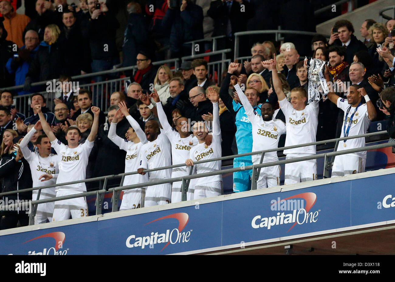 Londres, Royaume-Uni. 24 février 2013. Swansea lever le trophée..Bradford City v Swansea City- Capital One Cup Final - Stade de Wembley, Londres- 24/02/13 - Photo David Klein/Sportimage/Alamy Live News Banque D'Images