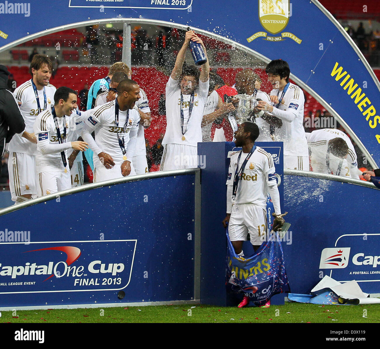 Londres, Royaume-Uni. 24 février 2013. Les joueurs de Swansea célébrer avec le trophée..Bradford City v Swansea City- Capital One Cup Final - Stade de Wembley, Londres- 24/02/13 - Photo David Klein/Sportimage/Alamy Live News Banque D'Images