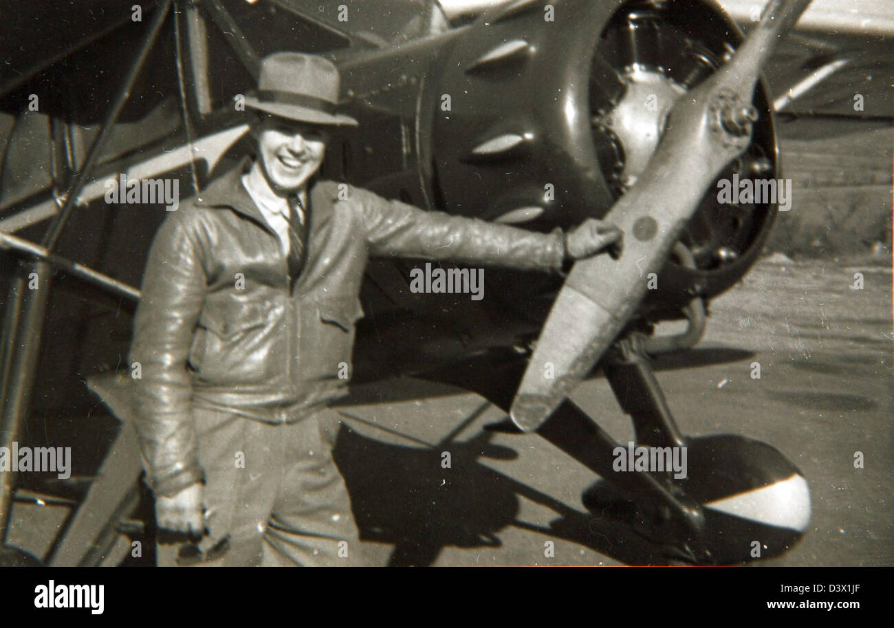Une photo spéciale de Louis E. 'Slim' Gordon, le mettant en scène dans un moment franc, reflétant sa vie personnelle et l'époque où il a vécu. La photographie capture l'essence de son caractère et la période de temps. Banque D'Images