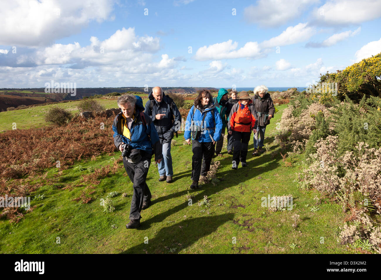 Groupe de marcheurs sur le sentier de la côte nord de Jersey, Channel Islands, Royaume-Uni Banque D'Images